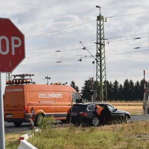 FOTÓK: Síneken ragadt egy autós, majd azonnal az érkező vonat felé rohant, hogy jelezhesse a mozdonyvezetőnek, hogy baj van