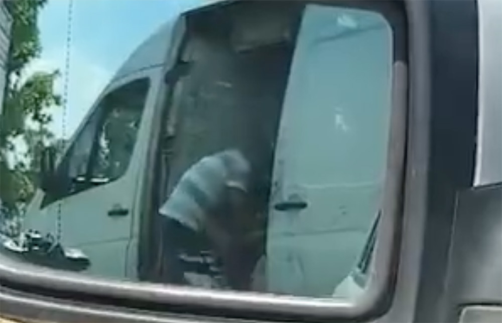 VIDEÓ: Lebukott. Egy autós készített felvételt róla, ahogy több zsáknyi szemetet dobál ki egy pihenőhelyen