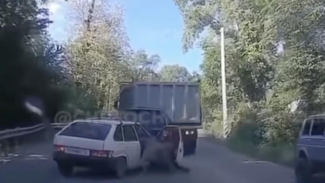 VIDEÓ: Mindent letarolt az emelkedőn visszaguruló teherautó VIDEÓ: Mindent letarolt az emelkedőn visszaguruló teherautó