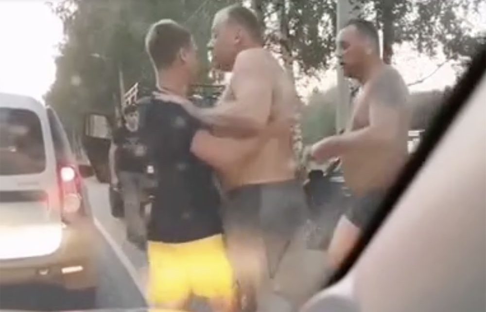 VIDEÓ: Blokkolták előtte az utat. Kiszállt, de valószínűleg megbánta VIDEÓ: Blokkolták előtte az utat. Kiszállt, de valószínűleg megbánta