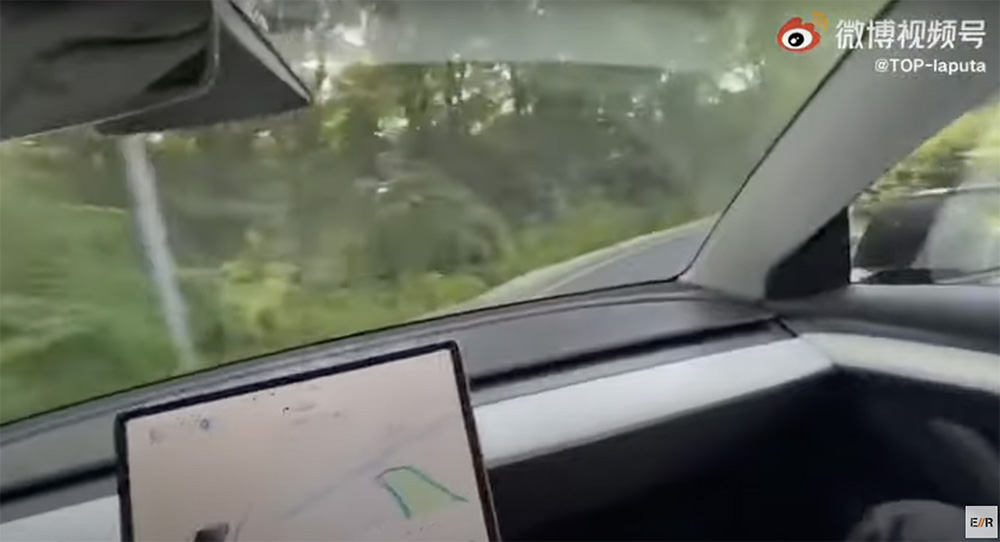 VIDEÓ: Megint azt hitte valaki, hogy önvezető a Tesla, ami megmutatta, hogy nem az