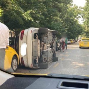 Oldalára borult tegnap egy autó a 6. kerületi Bajza utcában