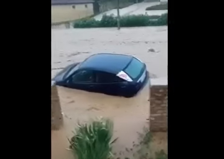 VIDEÓ: Autókat sodort el és óriási pusztítást végzett több megyében is a tegnapi vihar