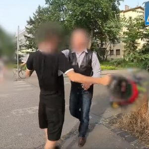 VIDEÓ: Közlekedési konfliktus miatt fajult el a vita egy autós és egy robogós között a Mexikói úton