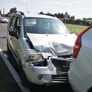 Egy eszméletlen sofőr, egy kisbabájával a karjában integető nő… – mégis elhajtanak mellette