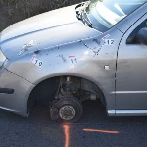 Valaki azzal szórakozik, hogy parkoló autók kerékcsavarjait lazítgatja