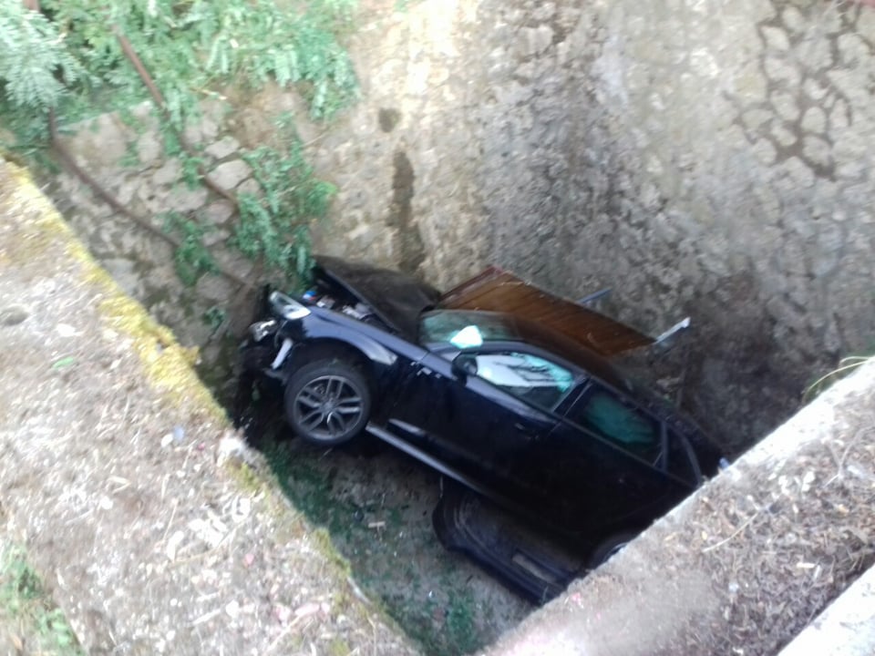 FOTÓK: Négy méter mély árokba hajtott autójával egy ittas sofőr – Az egyik utas súlyosan megsérült
