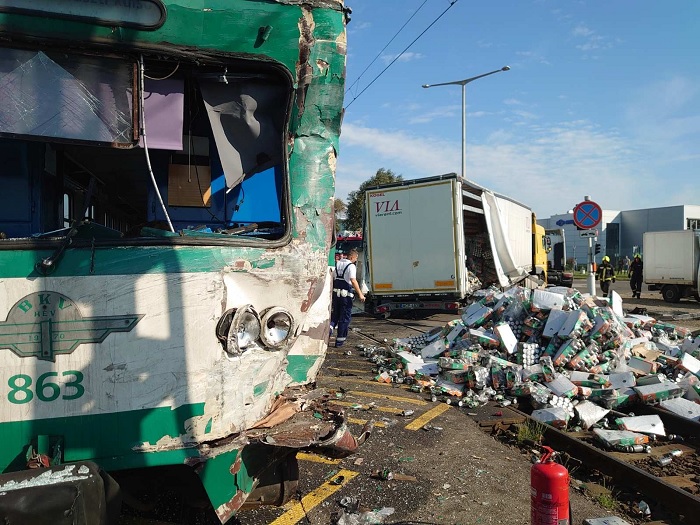 FOTÓK: Kamion és hév ütközött reggel Soroksáron