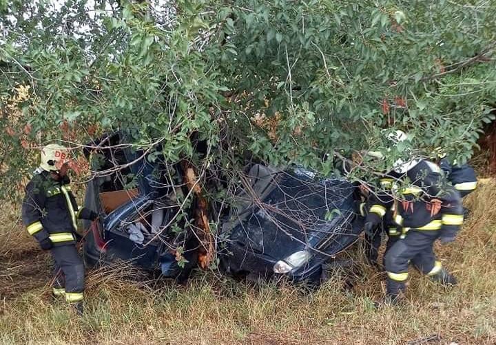 FOTÓK: Feszítővágóval szabadították ki a sofőrt, aki felcsavarodott autójával egy fára Debrecennél