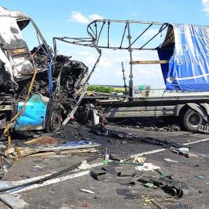 Mindkét kamionsofőr azonnal meghalt, amikor frontálisan ütköztek a 4-es főúton