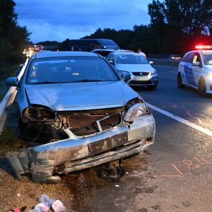 FOTÓK: 10 éves kislány vesztette életét tegnap az M7-es autópályán történt balesetben