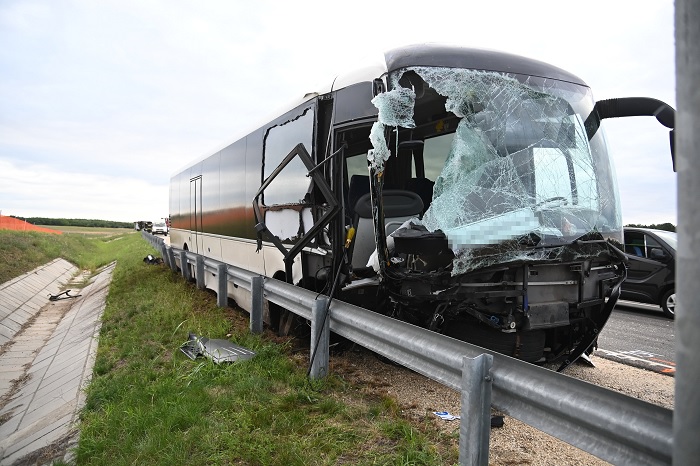 FOTÓK: Busz és nyergesvontató ütközött reggel az M4-es autóúton