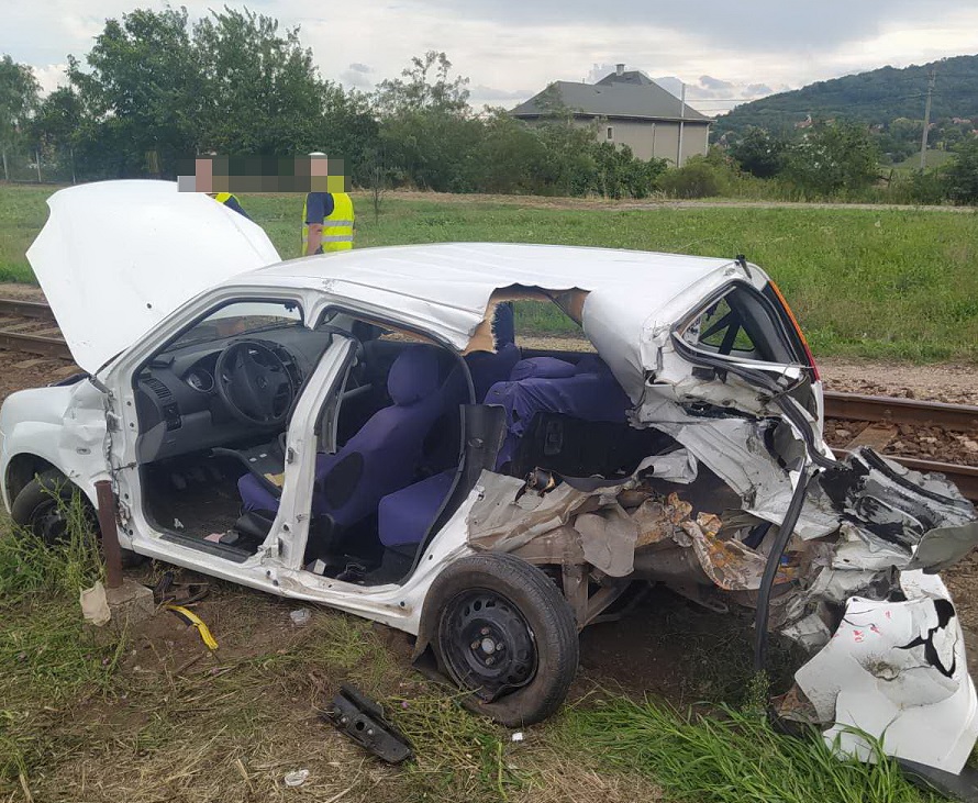 FOTÓK: Életveszélyesen megsérült a sofőr, aki a tilos jelzés ellenére a sínekre hajtott és összeütközött egy vonattal