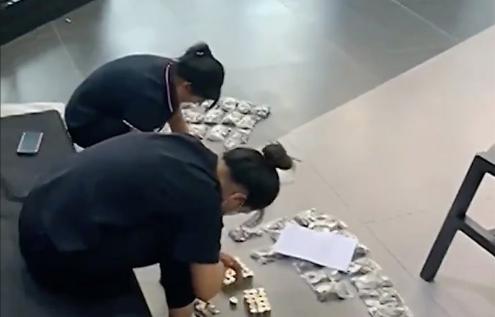 VIDEÓ: 17 zsáknyi aprópénzzel fizetett a fiának szánt autóért VIDEÓ: 17 zsáknyi aprópénzzel fizetett a fiának szánt autóért