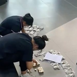 VIDEÓ: 17 zsáknyi aprópénzzel fizetett a fiának szánt autóért