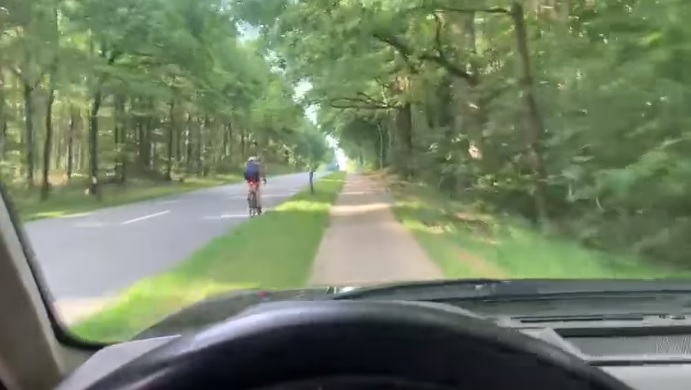 VIDEÓ: Ha a bringás mehet az úton, akkor én is mehetek a bringaúton… gondolta az autós és meg is tette
