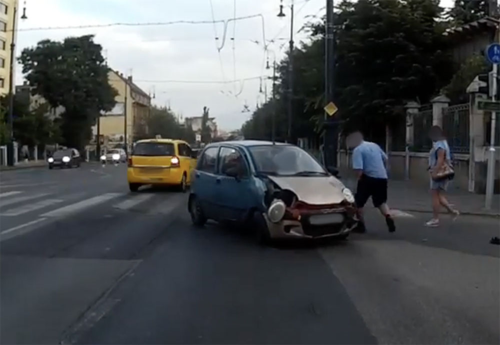 VIDEÓ: Hatalmas balesetet rögzített ma reggel a Dózsa György úton egy fedélzeti kamera