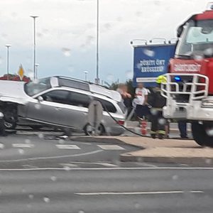 Baleset történt Vecsésen, a bevásárlóközpontnál. Torlódásra számítsatok