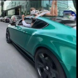 VIDEÓ: Felkötözte beragasztott szájú barátnőjét egy Bentley tetejére az influenszer, majd így hajtott végig Moszkva utcáin