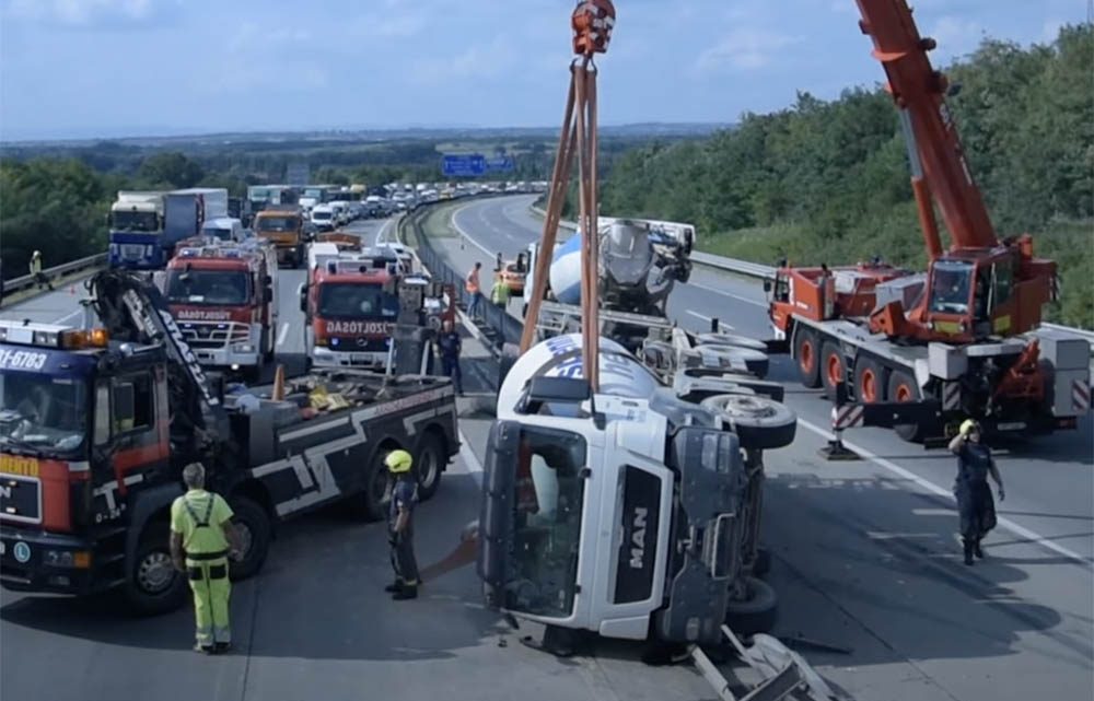 VIDEÓ: Betonmixer borult fel az M0-áson, a tűzoltók daruval állították fel VIDEÓ: Betonmixer borult fel az M0-áson, a tűzoltók daruval állították fel