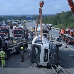 VIDEÓ: Betonmixer borult fel az M0-áson, a tűzoltók daruval állították fel