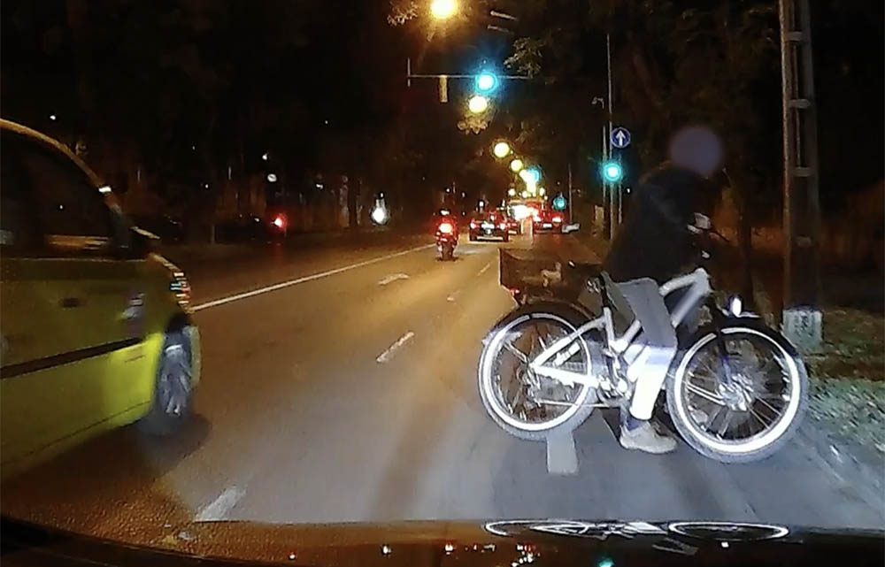 VIDEÓ: Életveszélybe sodorta magát meggondolatlanságával a biciklis VIDEÓ: Életveszélybe sodorta magát meggondolatlanságával a biciklis