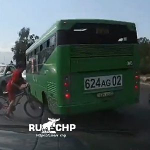 VIDEÓ: Majdnem elgázolt két gyereket a buszos, aki nem adta meg az elsőbbséget a zebránál