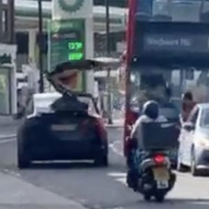 VIDEÓ: Nagyon elintézte a Tesla Model X ajtaját valaki Londonban