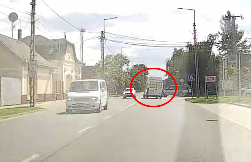 VIDEÓ: Óriásit mentett a furgon sofőrje az 51-esen