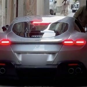 51 másodperces dráma! Beszorult egy Ferrari a szűk olasz utcába