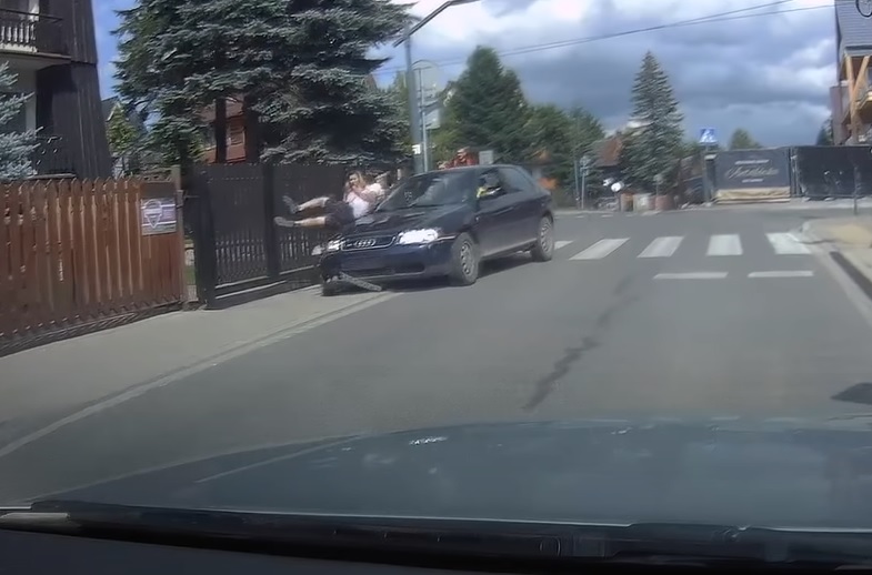 VIDEÓ: Elütötte a járdán sétálót az autós, aki túl nagy lendülettel fordult be az utcába