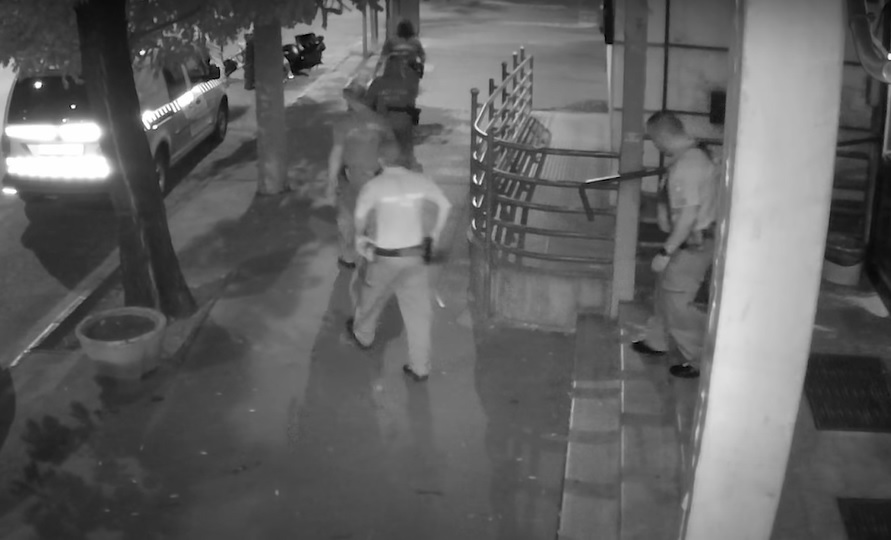 VIDEÓ: Csatak részegen próbált meg ellopni egy motort a rendőrség épülete elől egy férfi