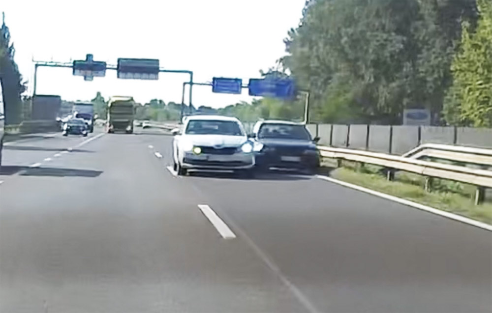 VIDEÓ: Nem tartott jobbra a skodás. A BMW-s, akár a szalagkorlátra is felmászott volna