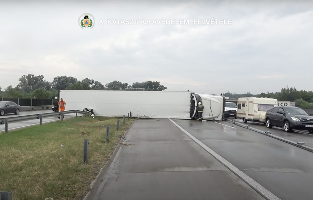 VIDEÓ: Keresztben felborult egy kamion az M0-áson