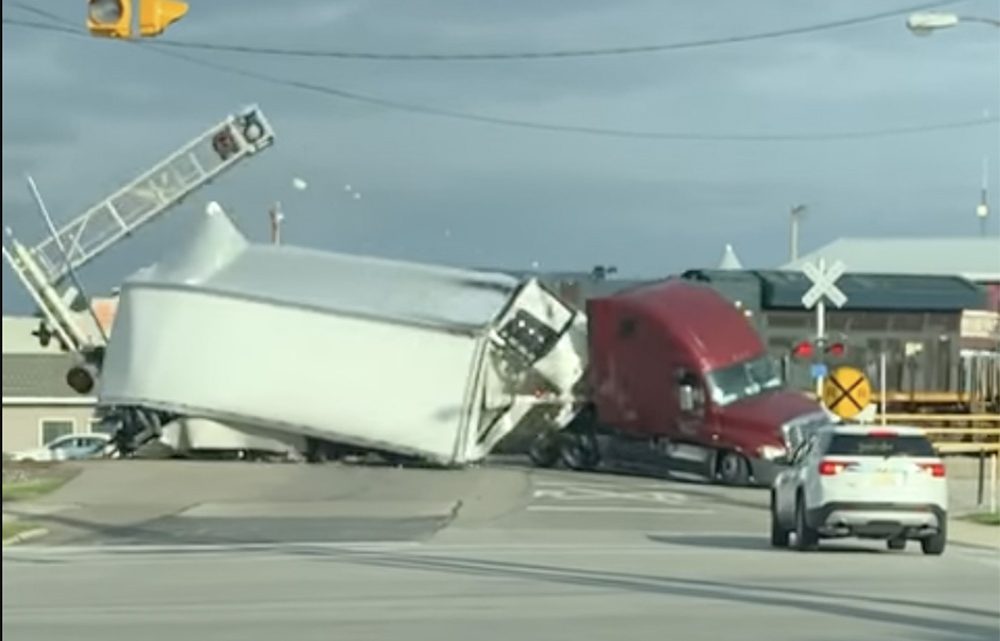VIDEÓ: Fülke és félpótkocsi közé csukódott a sorompó. Megtörtént a baj VIDEÓ: Fülke és félpótkocsi közé csukódott a sorompó. Megtörtént a baj