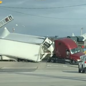 VIDEÓ: Fülke és félpótkocsi közé csukódott a sorompó. Megtörtént a baj