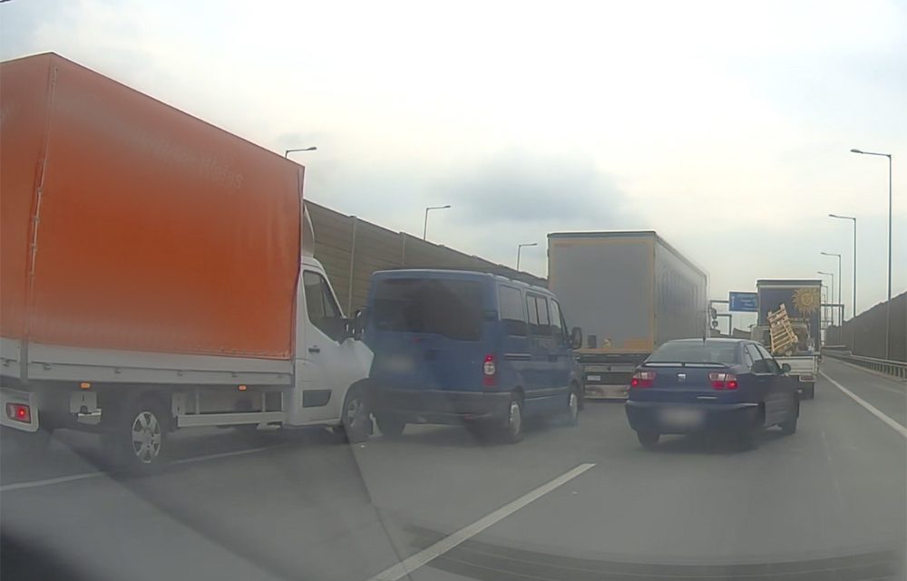 VIDEÓ: Fékezés nélkül gurult az álló furgonba a kisteherautó az M0-áson VIDEÓ: Fékezés nélkül gurult az álló furgonba a kisteherautó az M0-áson