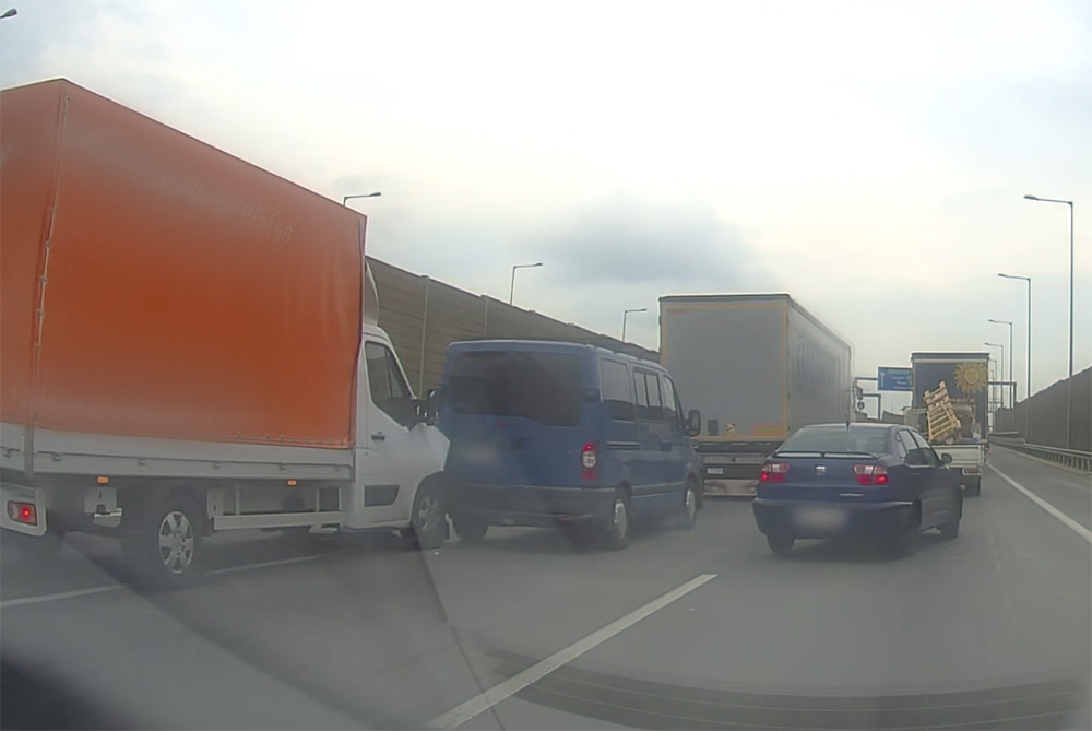 VIDEÓ: Fékezés nélkül gurult az álló furgonba a kisteherautó az M0-áson