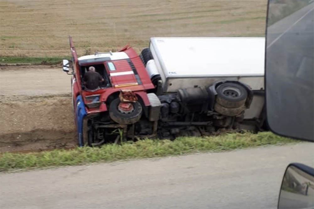 Árokba borult kamionban lakik Borsodban a bajba került lengyel sofőr