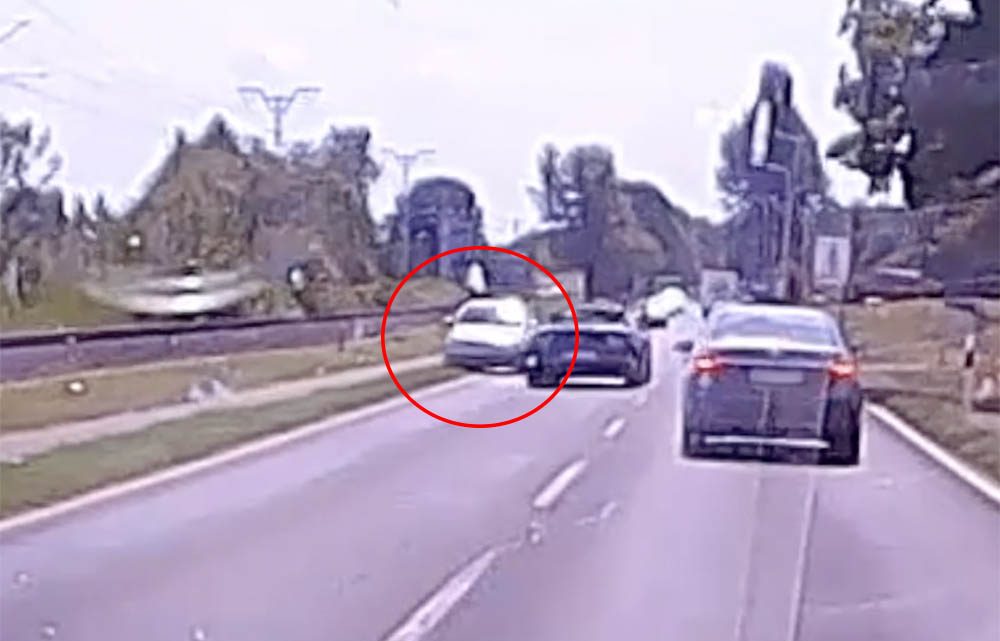 VIDEÓ: Kénytelen volt letérni az útról a Mustang elől a szemből érkező autós VIDEÓ: Kénytelen volt letérni az útról a Mustang elől a szemből érkező autós