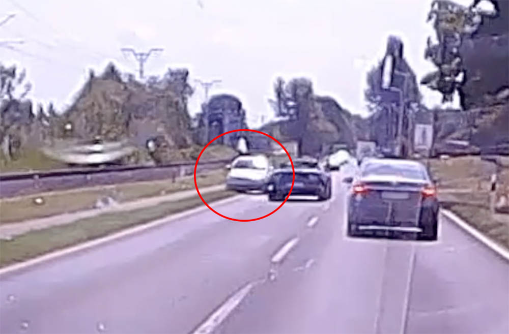 VIDEÓ: Kénytelen volt letérni az útról a Mustang elől a szemből érkező autós