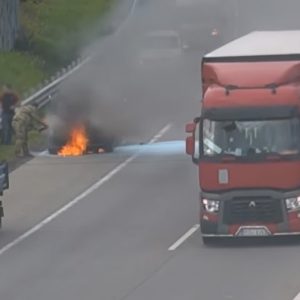 Videón, ahogy pillanatok alatt kiég egy autó az M0-ás autóúton