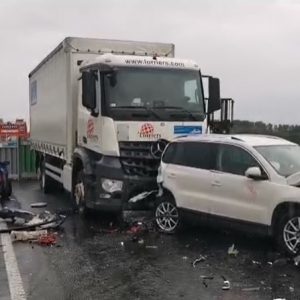 VIDEÓ: Álló kocsisorba rohant egy teherautós a sárvári Nádasdy híd közelében