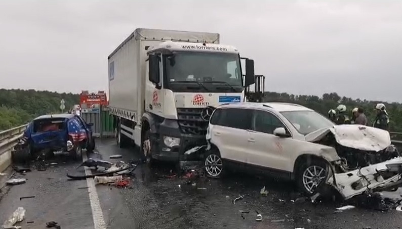 VIDEÓ: Álló kocsisorba rohant egy teherautós a sárvári Nádasdy híd közelében