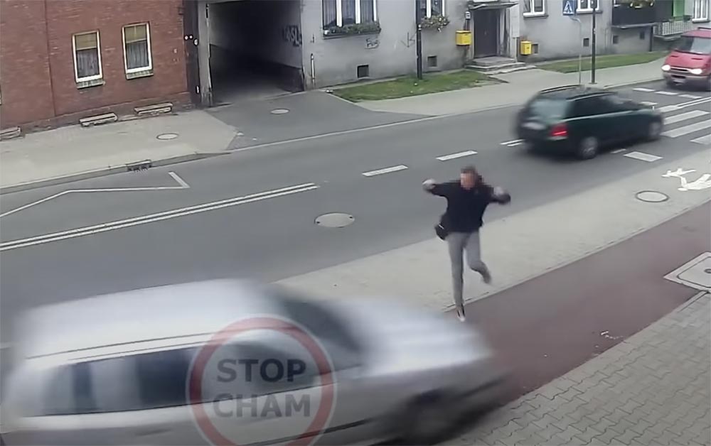 VIDEÓ: Centiken múlott egy ember élete, amikor egy 23 éves, ittas sofőr egy villanyoszlopnak csapódott autójával
