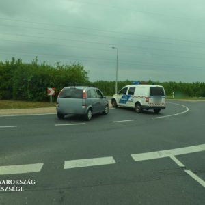 Kiborult üdítő miatt büntetőfékezett, majd megverte a másik autóst egy dühös férfi