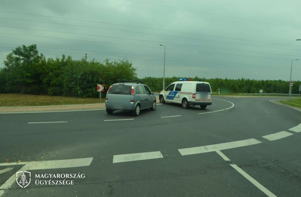 Kiborult üdítő miatt büntetőfékezett, majd megverte a másik autóst egy dühös férfi Kiborult üdítő miatt büntetőfékezett, majd megverte a másik autóst egy dühös férfi