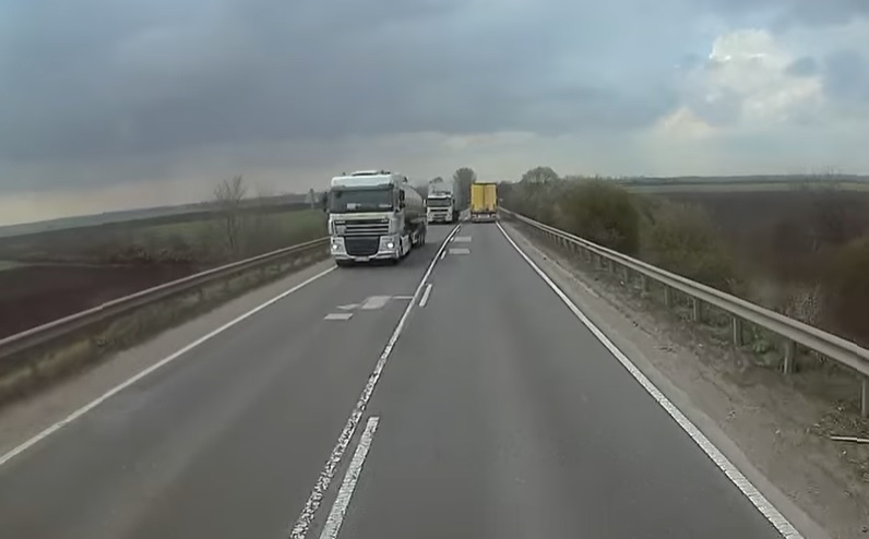 VIDEÓ: Hogy ramaty az út, az nem kifejezés – Szó szerint átdobta a teherautóst a szembe sávba az úthiba