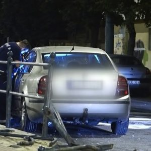 VIDEÓ: Elaludhatott vezetés közben az a sofőr, aki letarolta egy villamosmegálló korlátját Szegeden