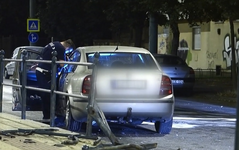 VIDEÓ: Elaludhatott vezetés közben az a sofőr, aki letarolta egy villamosmegálló korlátját Szegeden